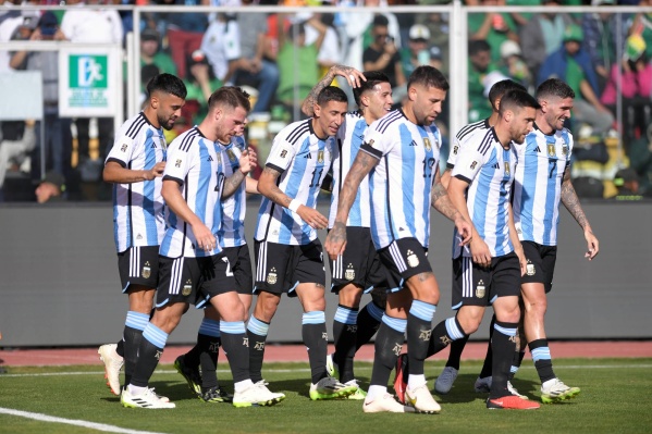 Argentina tuvo una actuación soberbia en la altura y goleó por 3 a 0 a Bolivia
