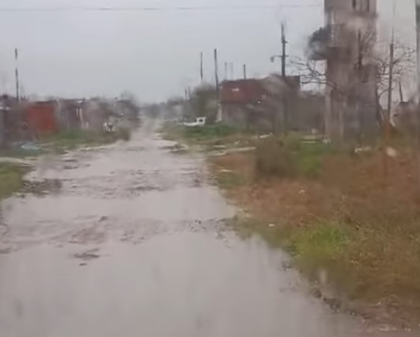 “Estamos atrapados”: Denuncian que las calles 167 hasta 529 en Melchor Romero quedaron intransitables tras las lluvias