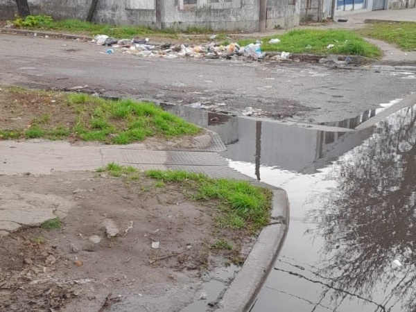 En El Dique la basura tapó las bocas de tormenta y reclaman por una solución