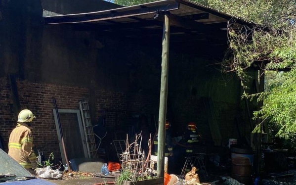 Dos dotaciones de bomberos debieron asistir al incendio de un galpón en Arturo Seguí