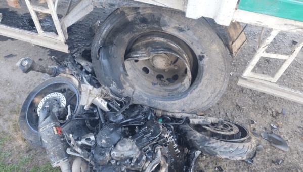 Tragedia en Abasto: Otro motociclista murió tras chocar contra un camión en avenida 208