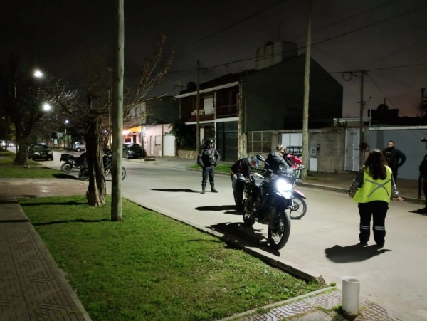 En un control policial en Berisso detuvieron a dos jóvenes con un arma de fuego