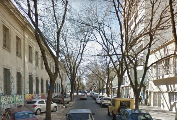 “Zafaste que no salió el tiro”: dos delincuentes asaltaron un comercio en La Plata y le gatillaron en la cabeza a un empleado