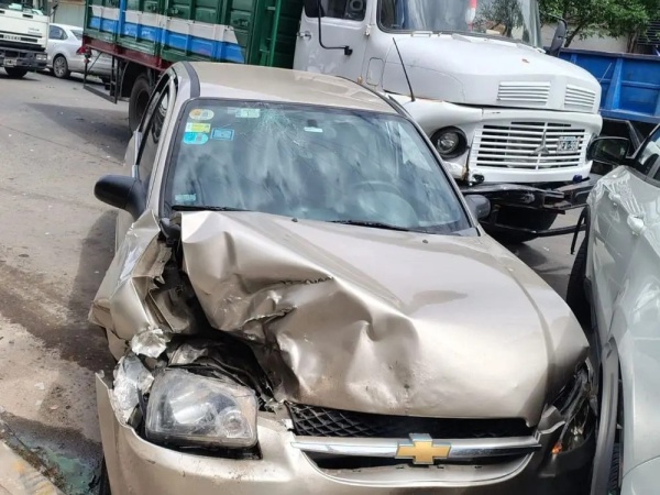 Fuerte choque entre un camión y un auto en La Plata por una falla mecánica
