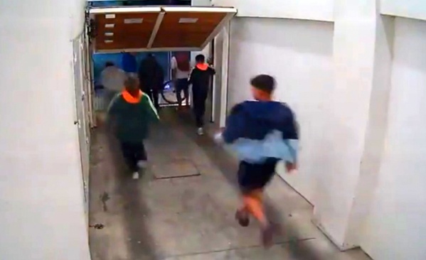 Así fue el fugaz ataque en manada de una banda de rompeportones en el centro de La Plata