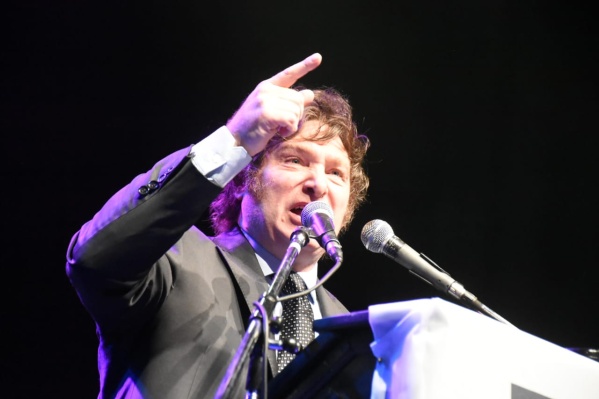 Javier Milei estuvo en La Plata y llenó de militantes "El Teatro" de calle 43: "Vengo a despertar leones"