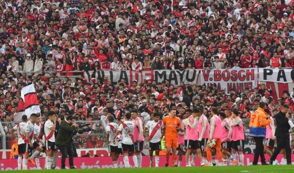 El fútbol argentino de luto: un hincha de River murió tras caer de la platea y se suspendió el partido