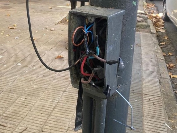 Reclaman por los cables sueltos y a la vista en pleno centro platense: "Es un peligro total"