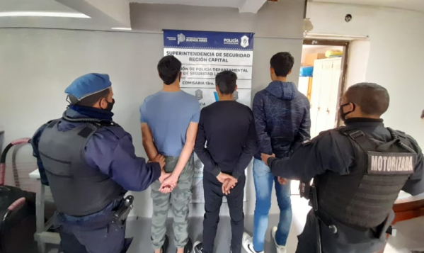 Atrapan a tres jóvenes vendiendo droga en Villa Castells