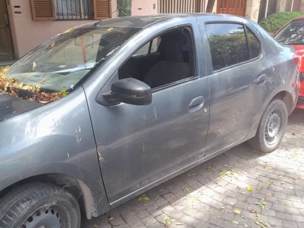 Preocupación entre los vecinos de 5 y 65 por un auto abandonado hace tres meses en plena calle