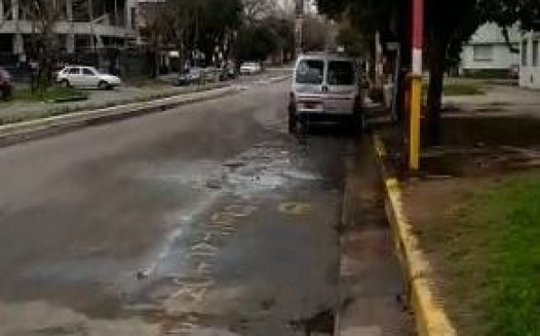 Vecinos de 25 y 49 reclaman por una pérdida de agua