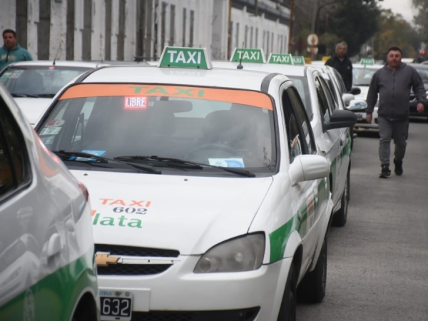 Los taxistas y remiseros de La Plata tendrán un carril exclusivo para cargar GNC en las estaciones de servicio