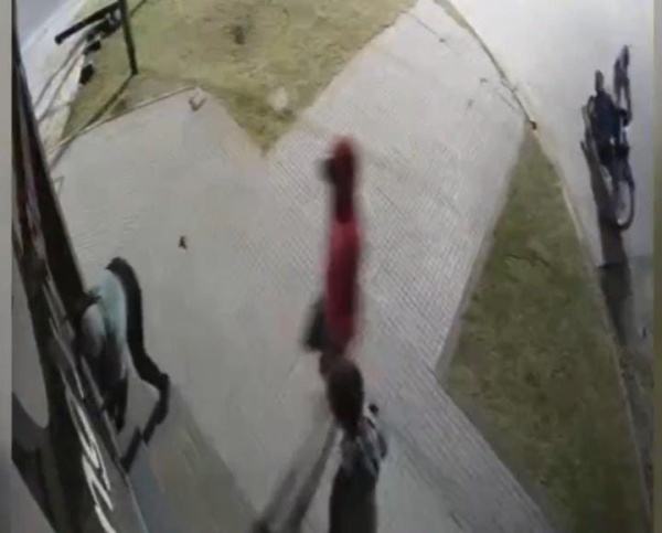Cuatro sujetos en moto asaltaron un comercio en La Plata