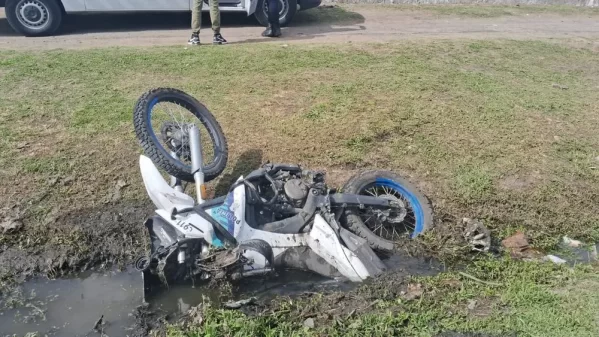 Violento choque entre dos policías durante una persecución en Melchor Romero: Ambos terminaron hospitalizados