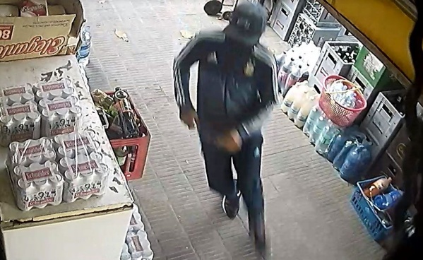 Asaltaron a dos comercios de la ciudad: serían los hinchas de Gimnasia que le robaron la camiseta de Estudiantes a un hombre