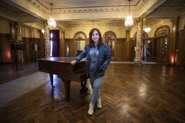 Cristina Kirchner destacó “el enorme valor histórico, cultural y patrimonial” de la Confitería del Molino frente al Congreso