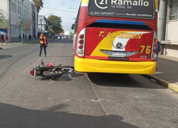 Una moto atropelló a un chico de 13 años que corría para no perder el micro en Berisso