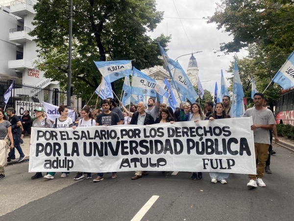 La comunidad de la UNLP llevó a cabo una marcha masiva en el Rectorado para defender la educación pública
