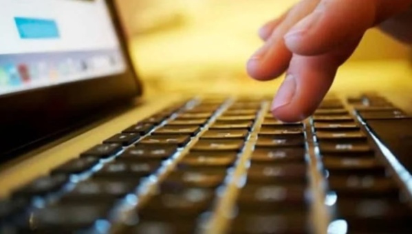 Denuncian que hay un hombre en las redes que estafa gente: "Se hace pasar por platense y pide dinero con una historia falsa"