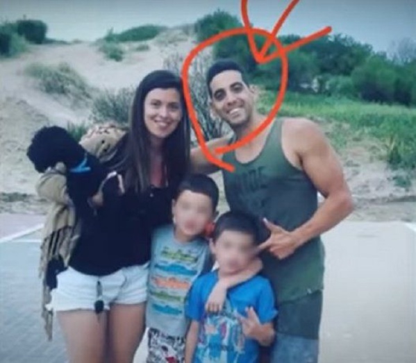 Se encadenó porque su ex no la deja ver a sus hijos