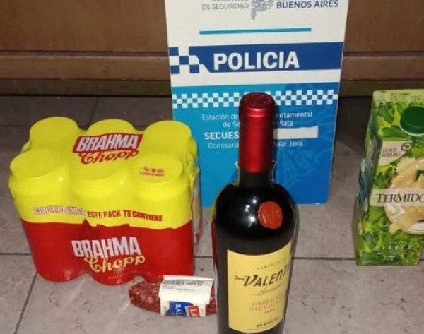 ¡Para la picada! Dos jóvenes intentaron robarse dos vinos, un pack de cervezas y un salamín de un Carrefour de La Plata