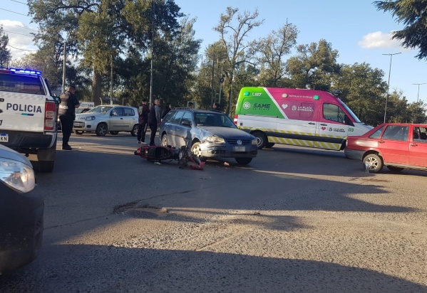 Un motociclista protagonizó un violento choque contra un auto en Lisandro Olmos: fue trasladado a un hospital