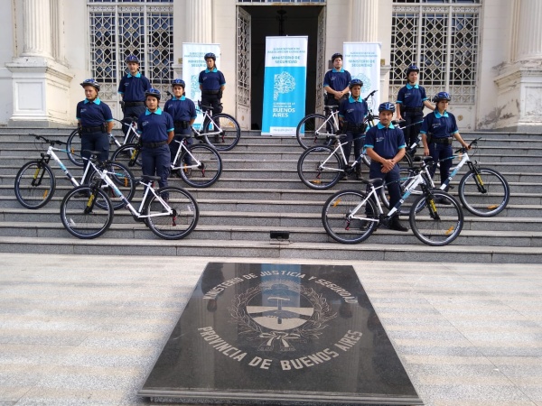Se refuerza la seguridad en el centro comercial platense con la entrega de 10 bicicletas para la policía