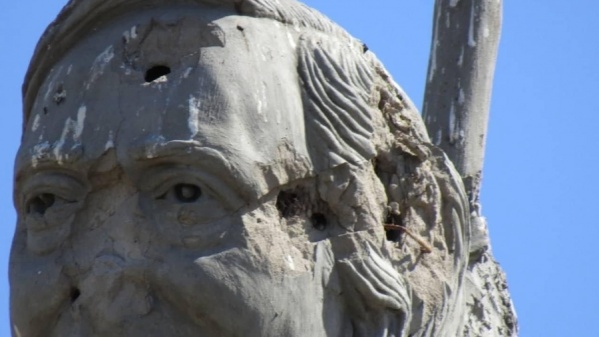 Vandalizaron un monumento a Néstor Kirchner y Alberto Fernández repudió el hecho