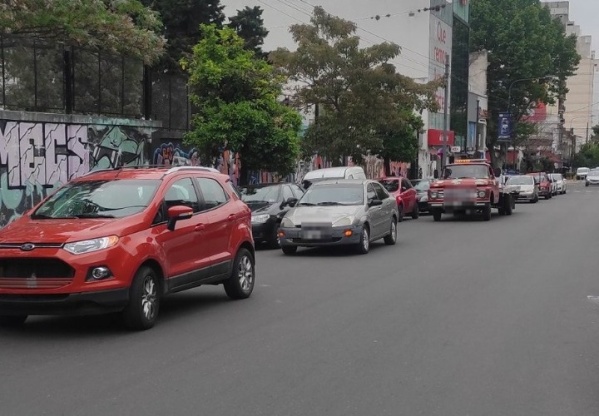 “Siga, siga”: un vecino se mostró furioso por los autos mal estacionados en pleno centro de La Plata