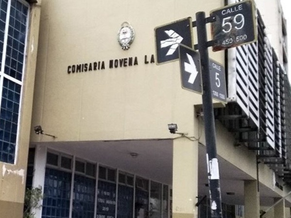 Le robaron el auto en la puerta de su casa y lo abandonaron a 20 cuadras