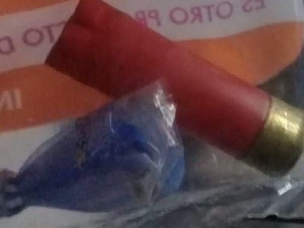 Le llenaron la puerta de balas a una familia en Berisso: "Pasan amenazando permanentemente, no podemos estar tranquilos"