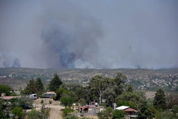 Alerta por los incendios en Córdoba: detectan nuevos focos, hay familias evacuadas y casas quemadas