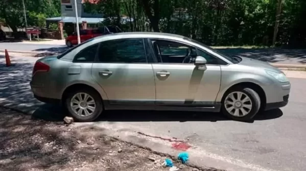 Una mujer de 62 años falleció luego de ser aplastada por su auto mientras intentaba repararlo