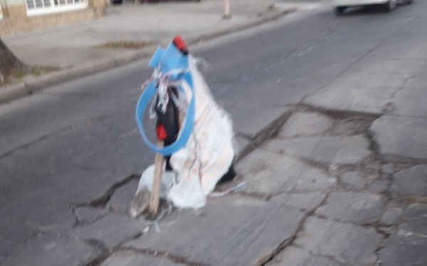 Preocupaci&oacute;n entre los vecinos de calle 47 y 21 por un "cr&aacute;ter" en medio de la calle