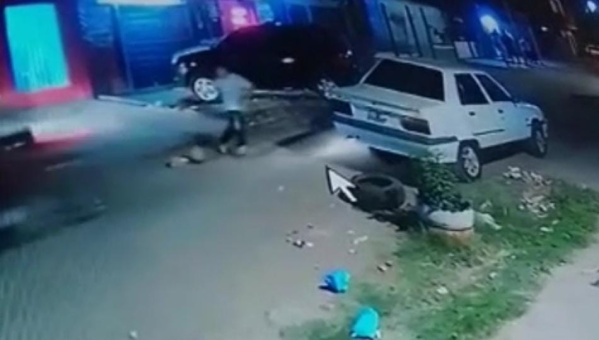 Un menor salió a buscar su pelota y resultó arrastrado por una moto manejada por delincuentes