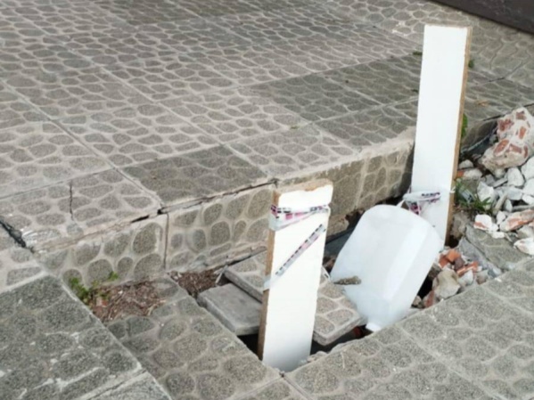 Denuncian un caño roto en calle 6 entre 528 bis y 529 que hundió el piso y genera riesgo de accidentes