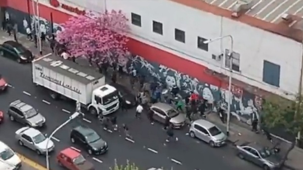 Violento enfrentamiento entre barras de Independiente: balas, piedras y ocho detenidos