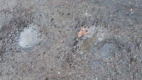 Peligro por un pozo en 70 y 17: "Rompe autos y es un peligro para las bicis"