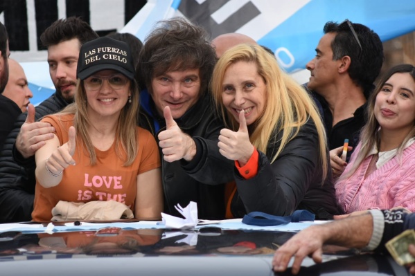 Javier Milei y Carolina Píparo encabezaron una caravana en el centro de La Plata