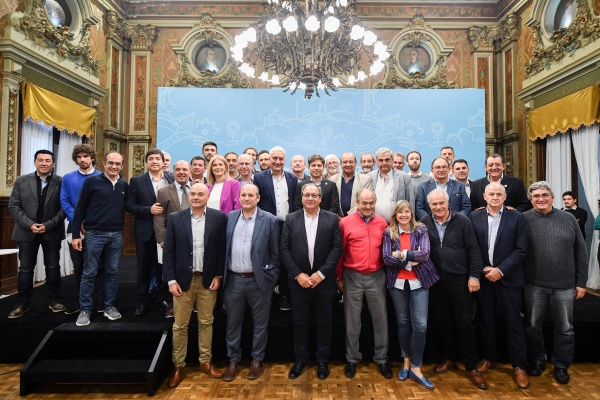 Axel Kicillof encabezó el acto de adhesión de 30 distritos al programa "Municipios a la Obra"