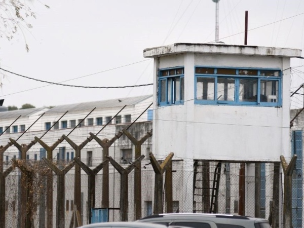 Buscan intensamente a un preso que se escapó de la cárcel de Gorina: iba a ser trasladado a otro penal y se fugó
