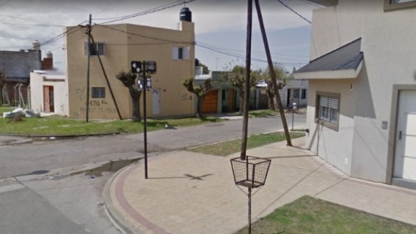 A punta de pistola y con golpes, le robaron todos los ahorros a una pareja de jubilados en Los Hornos