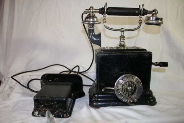 Restaura teléfonos antiguos, les da su toque vintage y gracias a él, los platenses vuelven a viajar en el tiempo