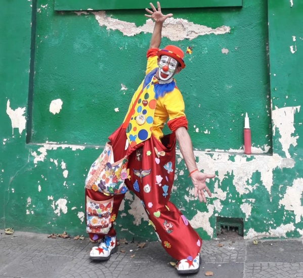 Un platense pasó de ser policía, a ponerse un traje de payaso y alegrar a niños y grandes: hoy lo llaman "Piruchito"