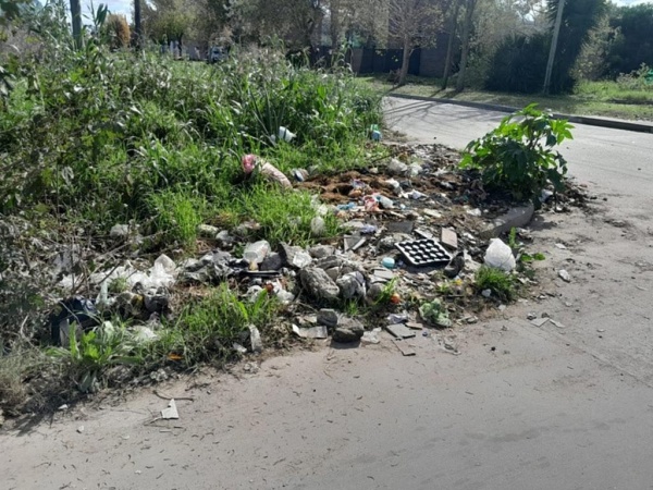 Los vecinos se cansaron de los basurales y los pozos en San Carlos: "Son un verdadero desastre"