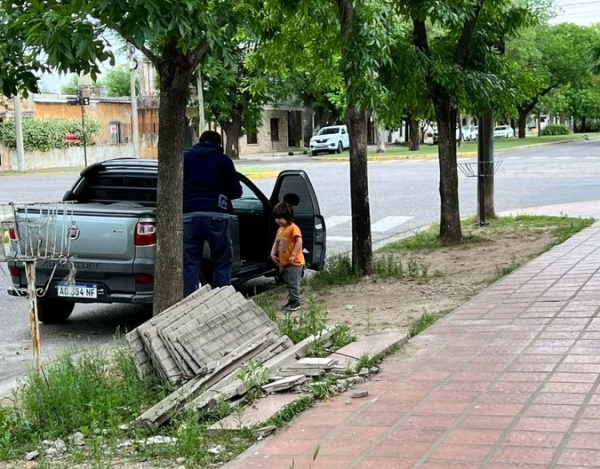 Un padre orgulloso contó la tierna rutina que tiene su pequeño hijo cada mañana y se hizo viral: “Son espectaculares”