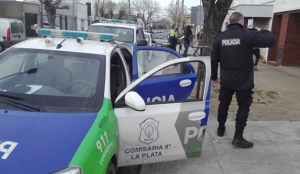 Violenta entradera en La Plata: los delincuentes golpearon al dueño y se llevaron los ahorros