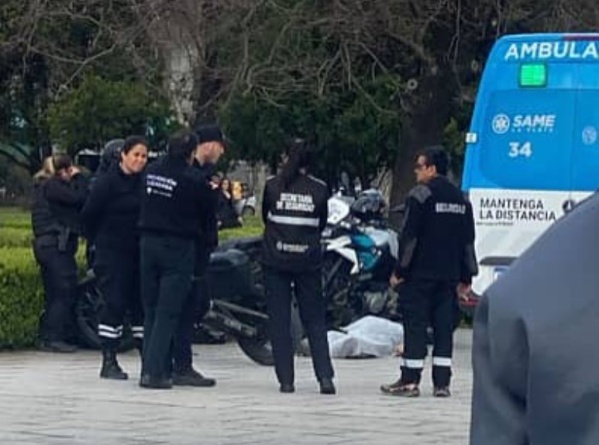 Tragedia en Plaza Moreno: Un hombre se descompensó y murió