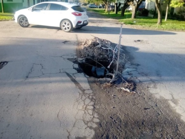 Temen que pase "una desgracia" por un pozo gigante en una calle de San Carlos