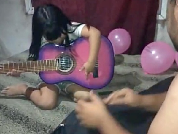 Le robaron la guitarra a una nena de Ensenada y su mamá quiere recuperarla: "Ella está triste"